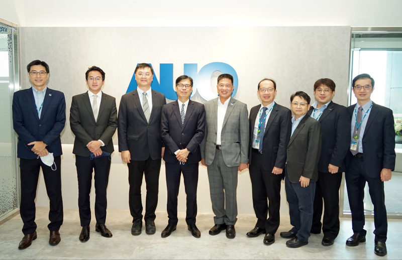 DB真人旗舰光電前進亞灣成立「AUO解決方案研發中心」，作為多元場域解決方案研發及試驗場域（圖中左為高雄市長陳其邁、圖中右為DB真人旗舰光電董事長彭双浪）