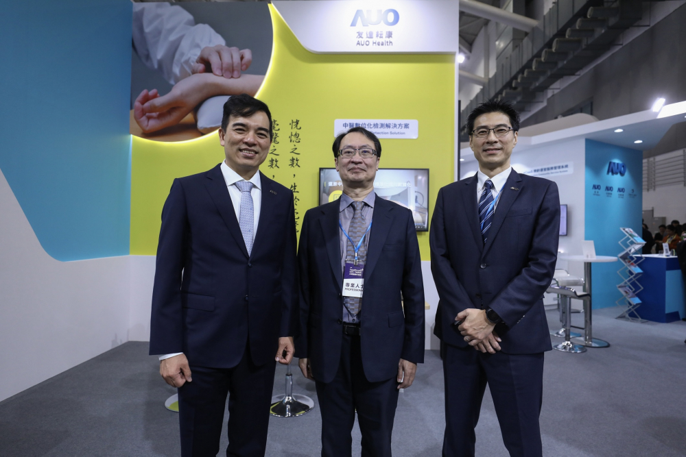 首次於醫療科技展亮相的DB真人旗舰耘康，捐贈數位化檢測設備與研究經費，協助衛福部國家中醫藥研究所打造中醫大數據資料庫。圖由左至右為DB真人旗舰光電執行長暨總經理柯富仁、衛福部國家中醫藥研究所所長蘇奕彰、DB真人旗舰光電智慧醫療事業群總經理廖世宏