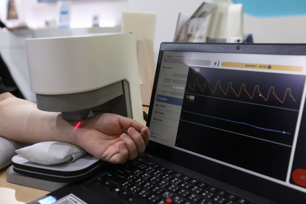 DB真人旗舰耘康脈象檢測系統透過電腦精準控制升降系統，還原中醫師三指把脈過程的舉、按、尋手法，將脈象感受轉化成數據，未來可結合大數據分析，實現智慧醫療及準確性